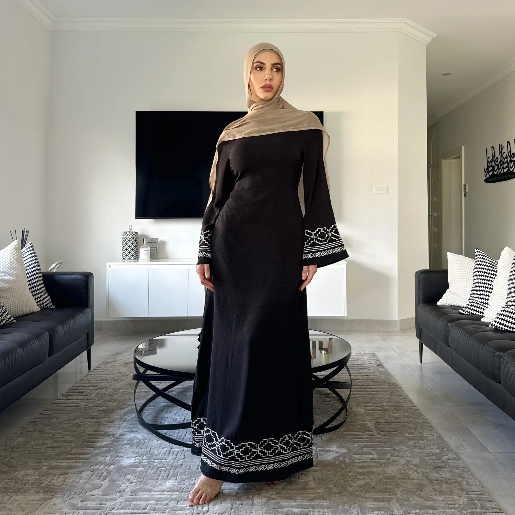 Abaya à Manches Évasées Brodées – Robe Longue Modeste à Broderies Géométriques, Ceinture Ajustable