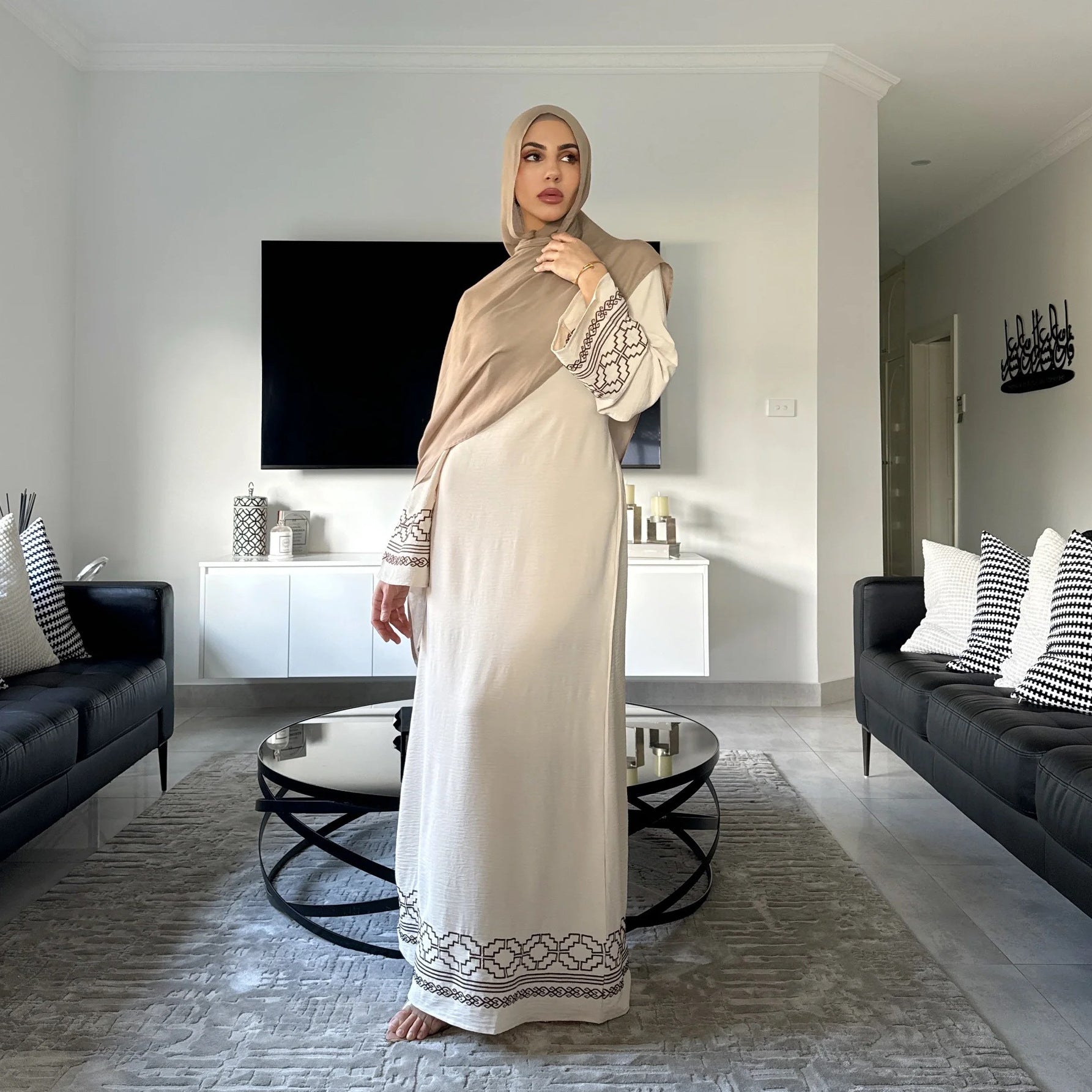 Abaya à Manches Évasées Brodées – Robe Longue Modeste à Broderies Géométriques, Ceinture Ajustable