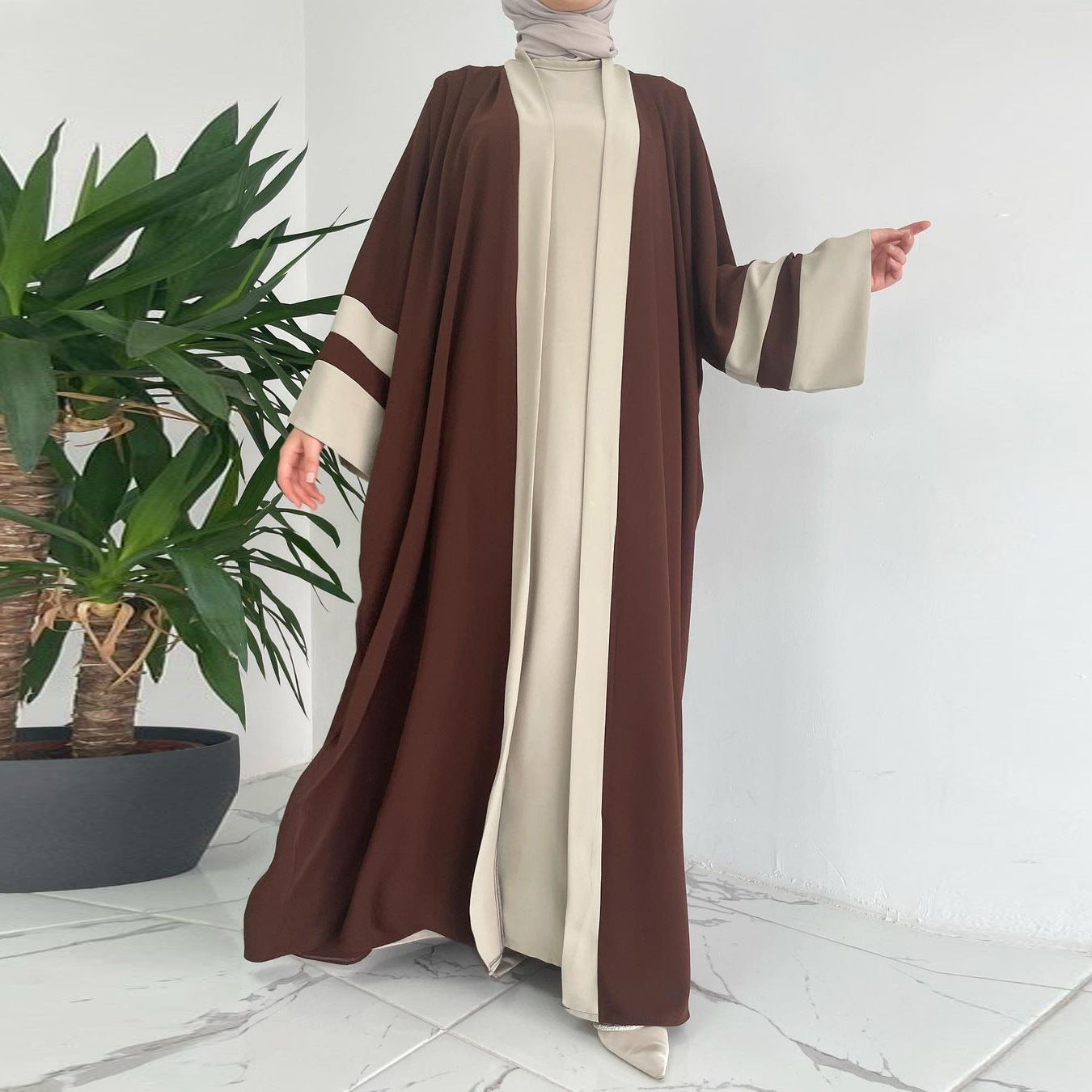 Abaya à coupe parapluie et manches évasées | Deux Pièces – Robe Longue & Kimono Contrasté