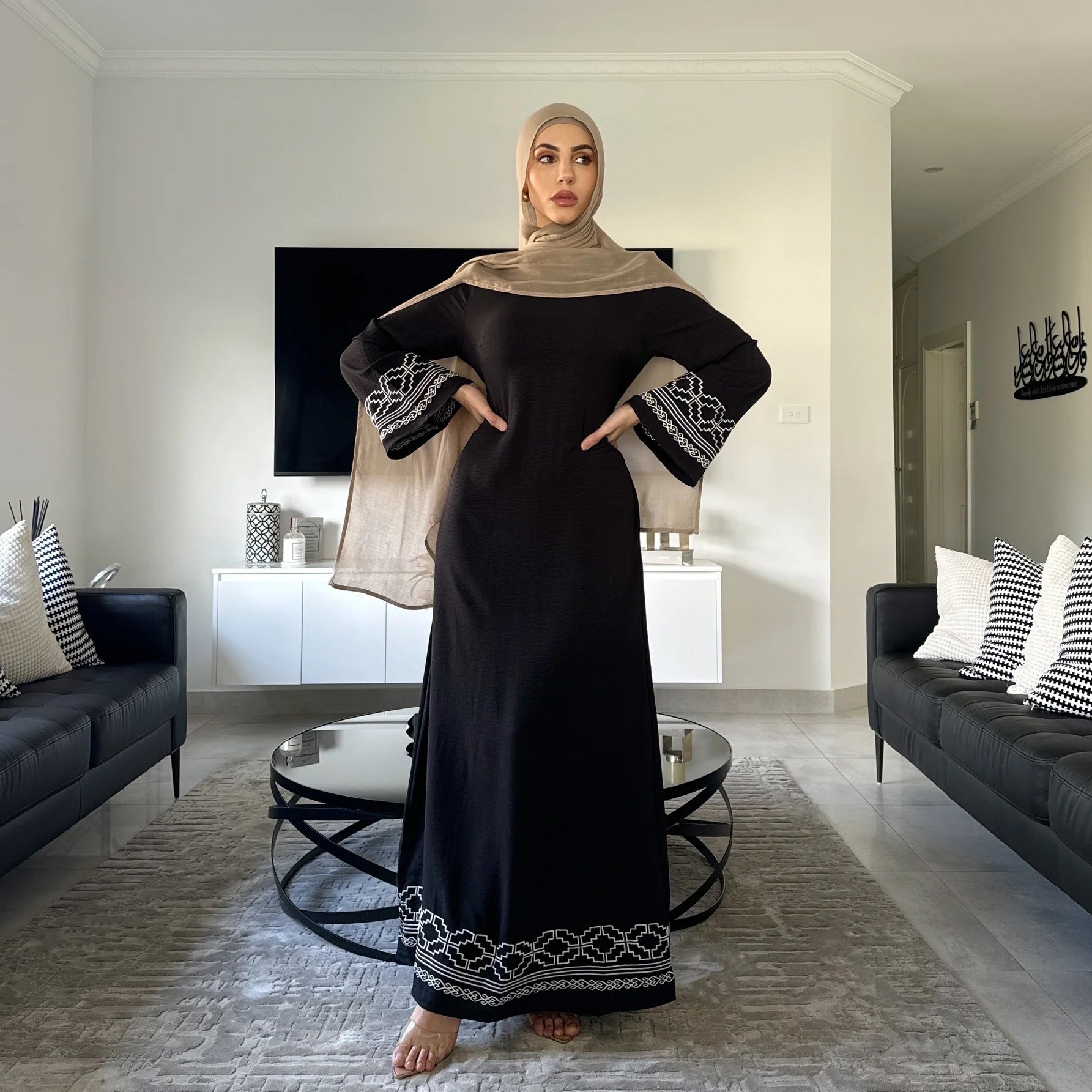 Abaya à Manches Évasées Brodées – Robe Longue Modeste à Broderies Géométriques, Ceinture Ajustable
