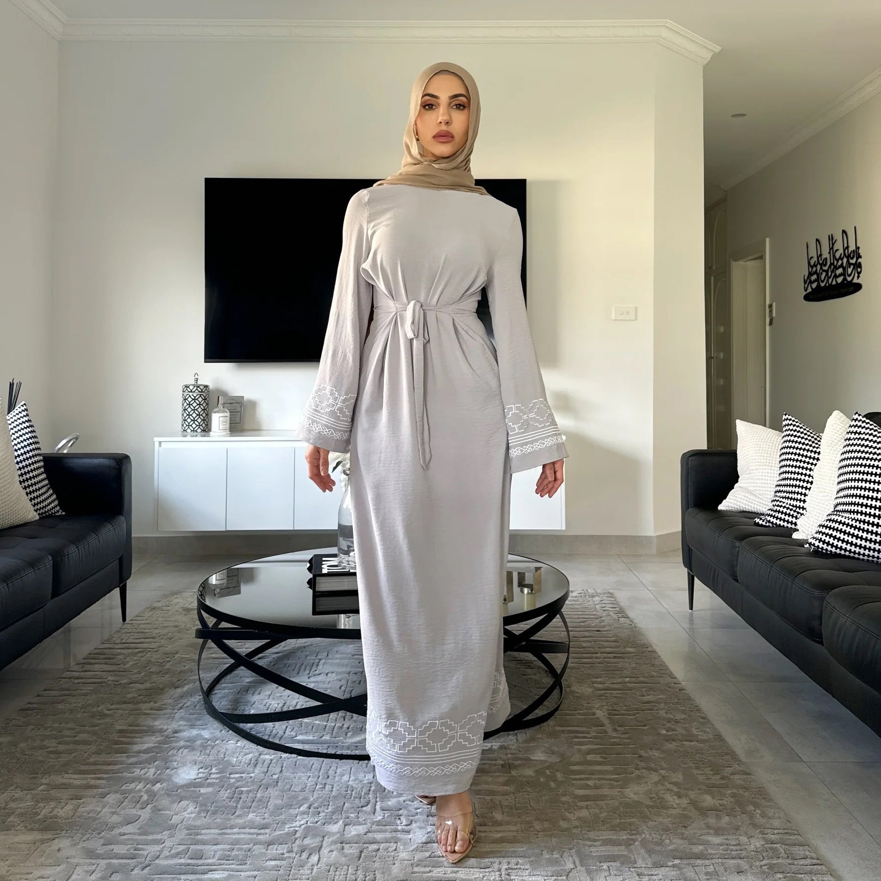 Abaya à Manches Évasées Brodées – Robe Longue Modeste à Broderies Géométriques, Ceinture Ajustable